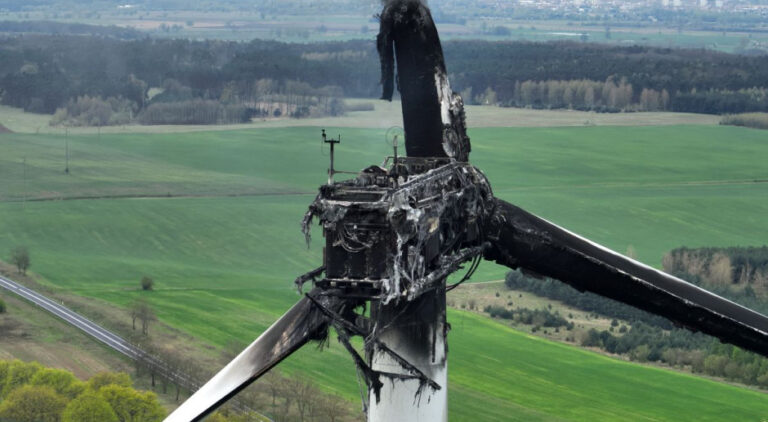 wypadki turbiny wiatrowej utrudniające ruch na autostradzie a4