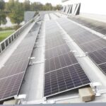 Budowa instalacji fotowoltaicznych i magazynów energii w celu odnawiania źródeł energii.