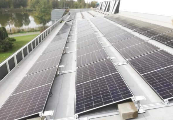 Budowa instalacji fotowoltaicznych i magazynów energii w celu odnawiania źródeł energii.