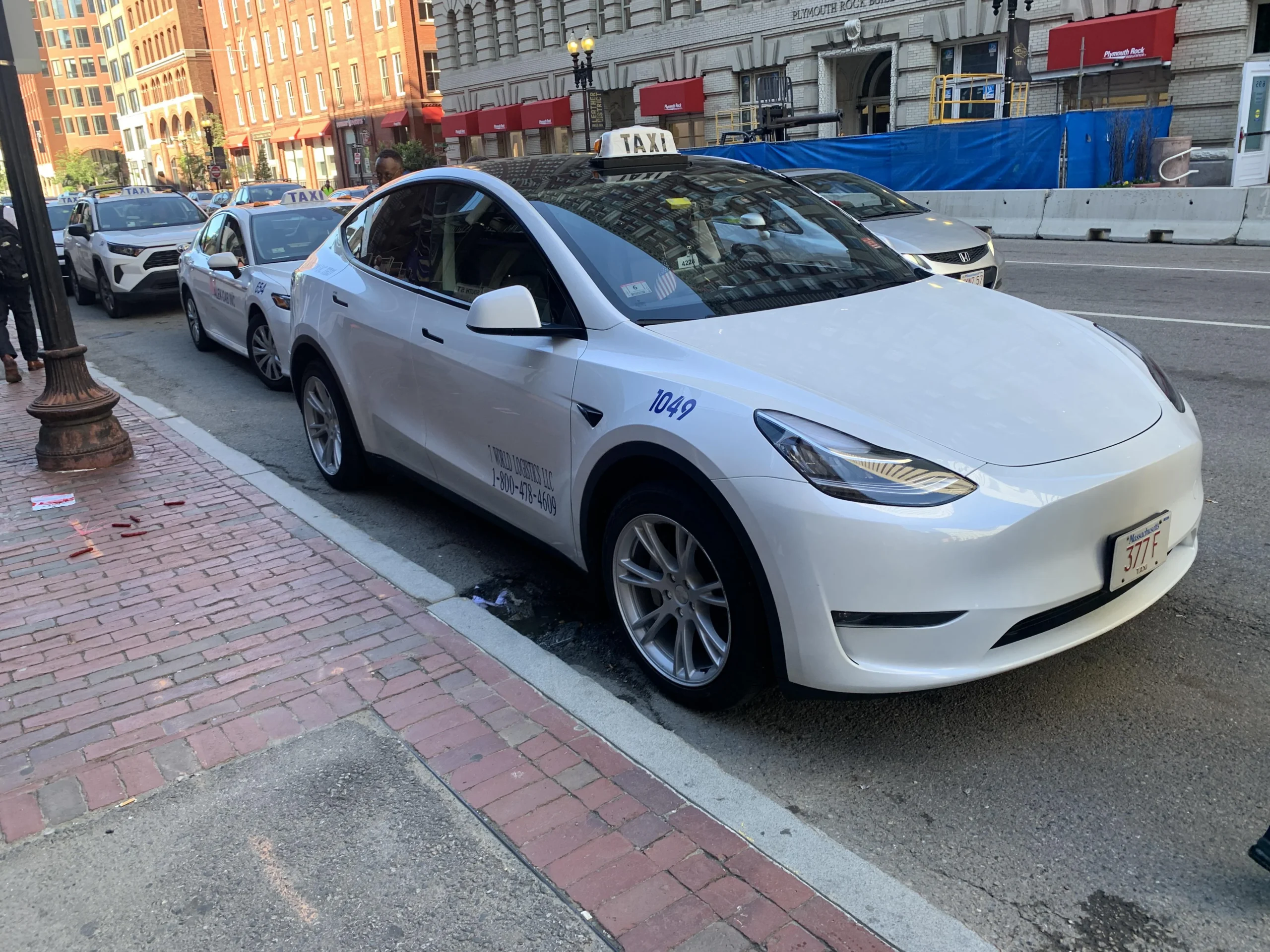 did-someone-call-a-tesla-taxi-v0-ru1viotosg3d1