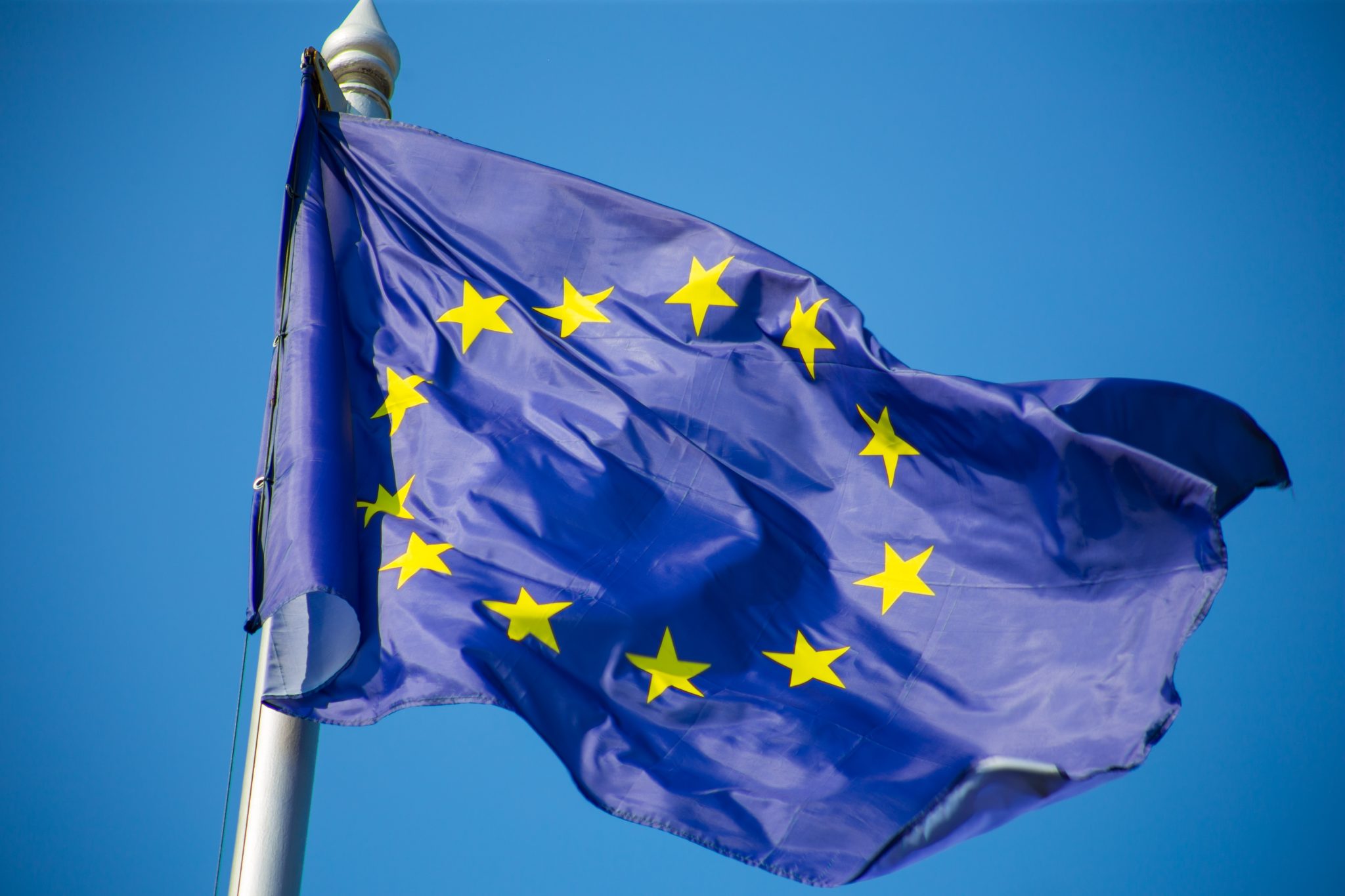 european-union-flag-fluttering-against-blue-sky-2048x1365-1