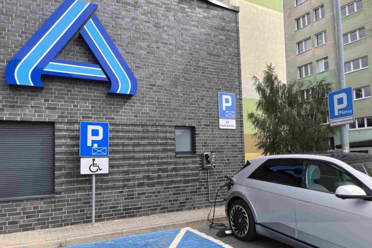 ALDI i Greenway planują inwestowanie w nowe stacje ładowania elektrycznego typu DC, przyspieszając dostęp do technologii elek