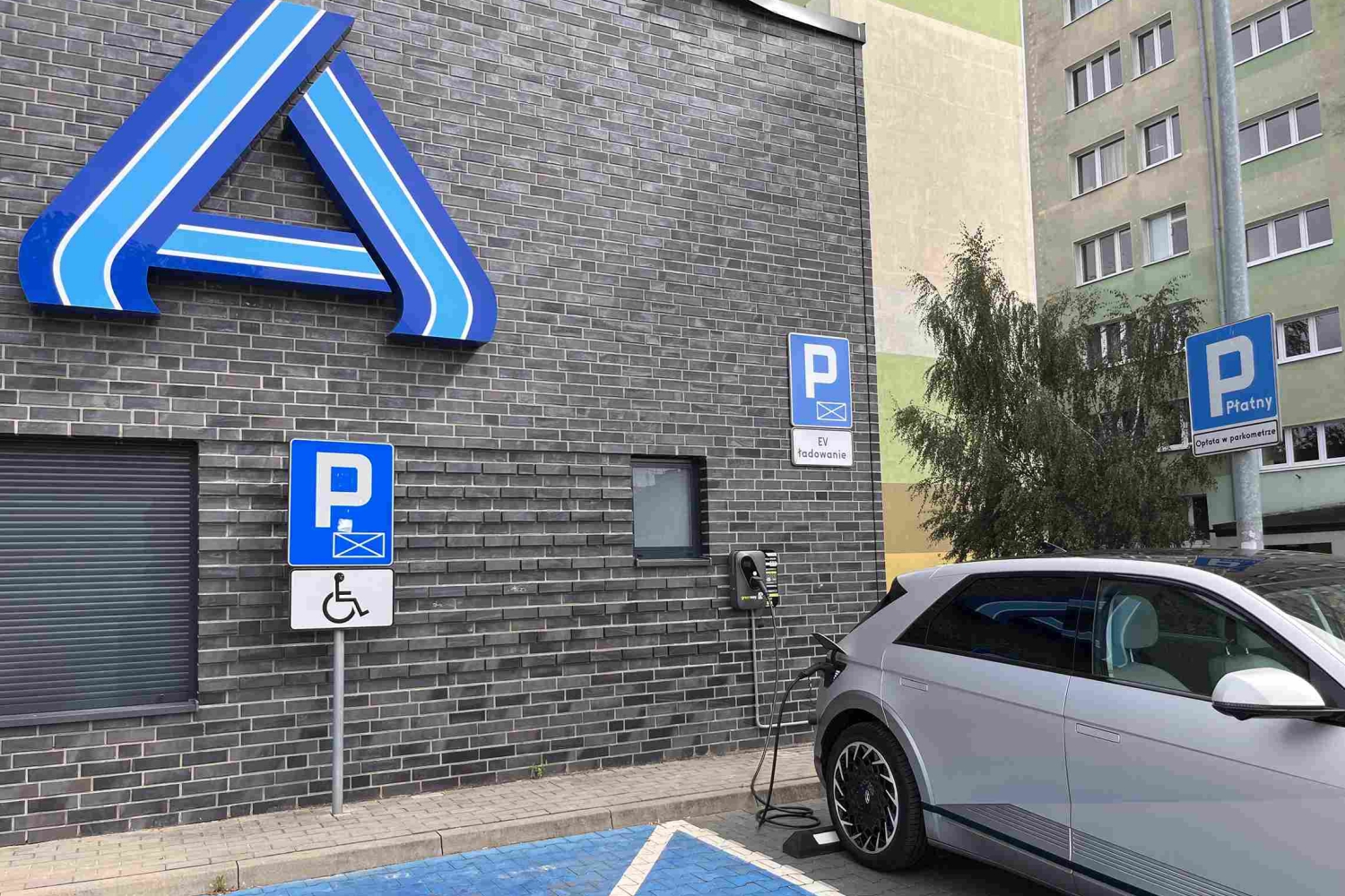 ALDI i Greenway planują inwestowanie w nowe stacje ładowania elektrycznego typu DC, przyspieszając dostęp do technologii elek