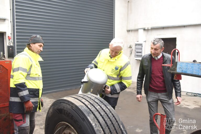 Burmistrz wizytujący firmę produkującą hydrauliczne ozdobne grzewacze z Czerska