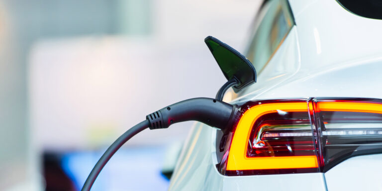Elektromobilność stanowi obecnie znaczny ryzyk do wyginięcia dla branży motoryzacyjnej. Firmy motoryzacyjne szukają odpowiedn