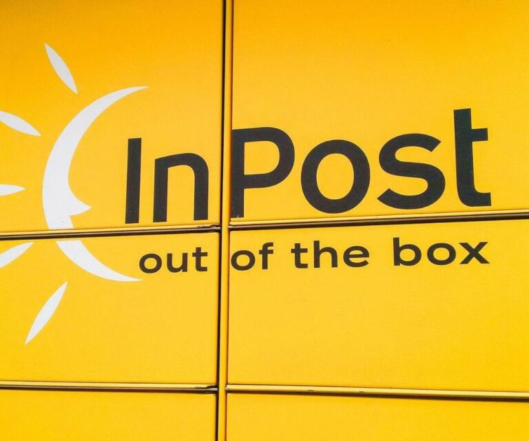 Okay, let's tackle this. The user wants an ALT text for an image in an article about using InPost Mobile to send pack
