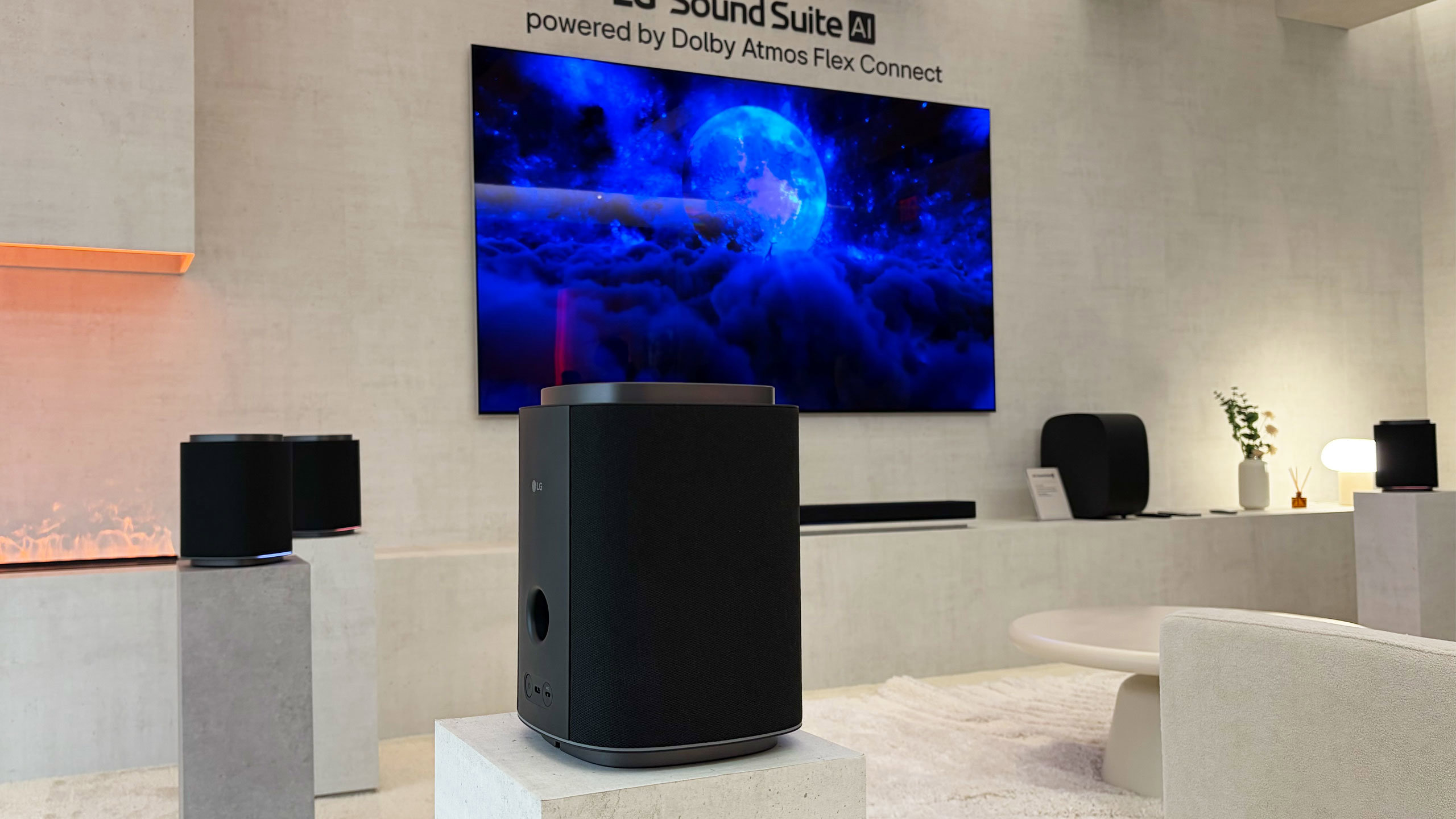 LG演示Dolby Atmos FlexConnect技术，适用于各种大小的房间和设备。