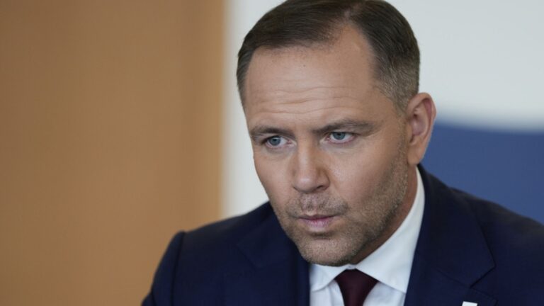 Karol Nawrocki, majmurek poddany dyskusji o zapobieżeniu jego kryptowalutowym transakcjom bankowych