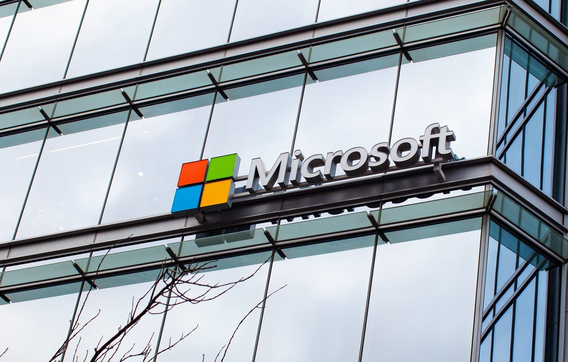 Microsoft może wstrzymać politykę klimatyczną ze względu na wpływ technologii AI na zapotrzebowanie energii.