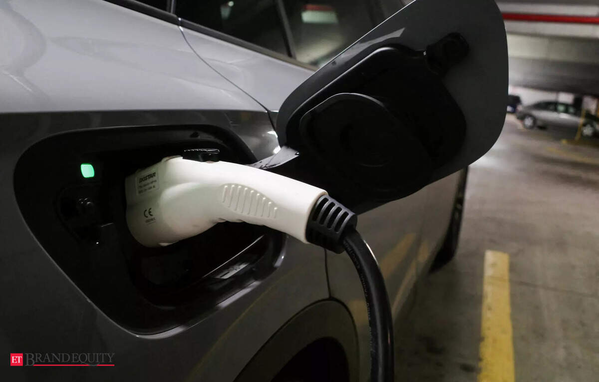 Podatek naftowy finansuje inicjatywy elektromobilności - ilustracja przedstawiająca rynek samochodów elektrycznych i budowę i