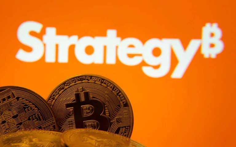 Strategy przedstawia nowy plan: sprzedaż bitcoina staje się preferowaną opcją po rekordowej utraty 12,5 mln USD.
