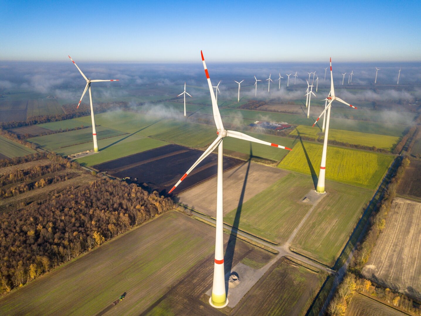 Obrazy turbin wiatrowych na działce - raport potwierdza, że nie wpływu mają negatywnego na cenę nieruchomości.