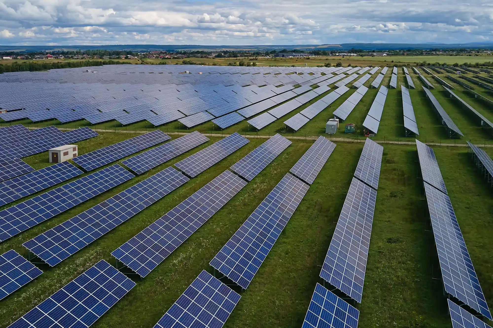 Duży projekt słoneczny: zmiana właścicieli, nowe zasoby i plany rozwijające farmę oraz dodatkowy magazyn energii.
