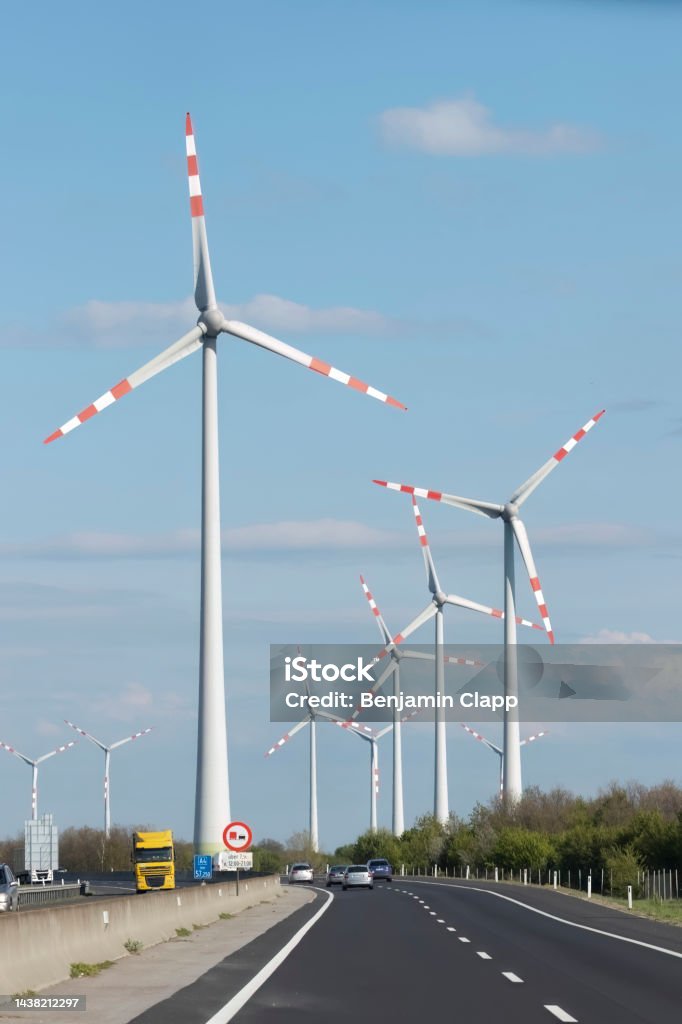 Element turbiny wiatrowej zablokowujący autostradę A4 w warunkach silnego wiatru.