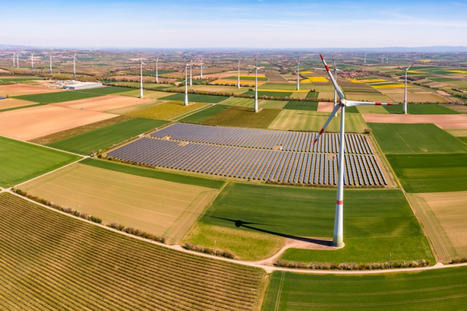 Turbina wiatrowa z łopatami drewnianymi