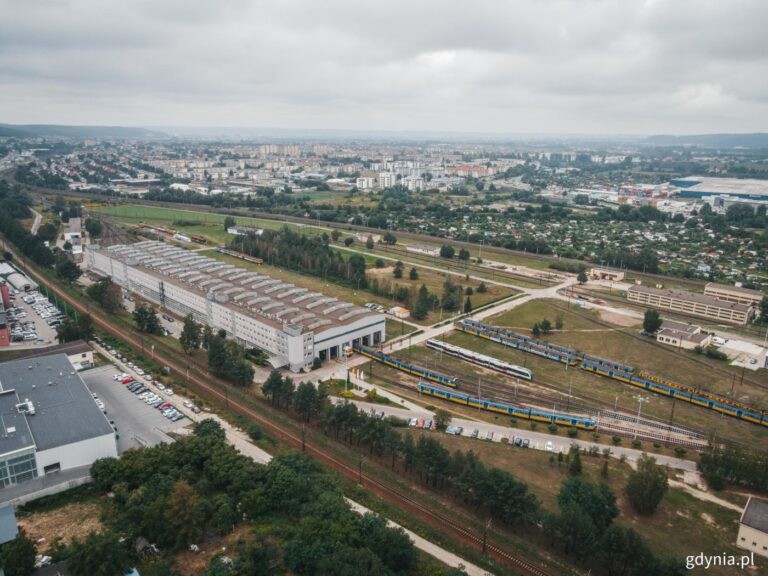 Instalacja fotowoltaiczna i magazyn energii na SKM Gdynia Redłowo.