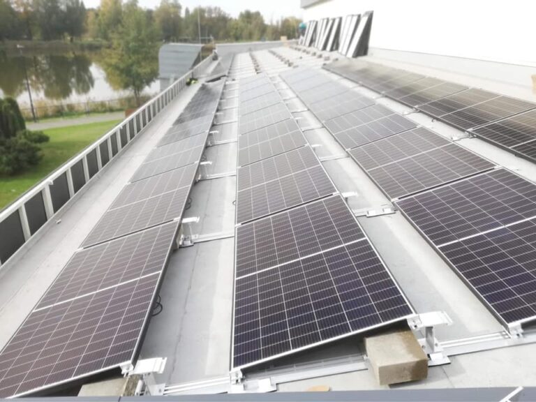 Budowa instalacji fotowoltaicznych i magazynów energii w celu odnawiania źródeł energii.
