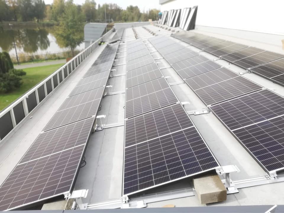 Budowa instalacji fotowoltaicznych i magazynów energii w celu odnawiania źródeł energii.