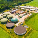 Kocioł na biogaz w przemysłowym zakładzie, redukujący emisję gazów cieplarnianych