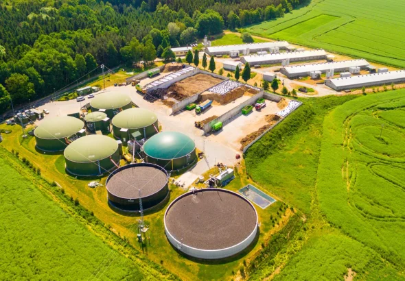 Kocioł na biogaz w przemysłowym zakładzie, redukujący emisję gazów cieplarnianych