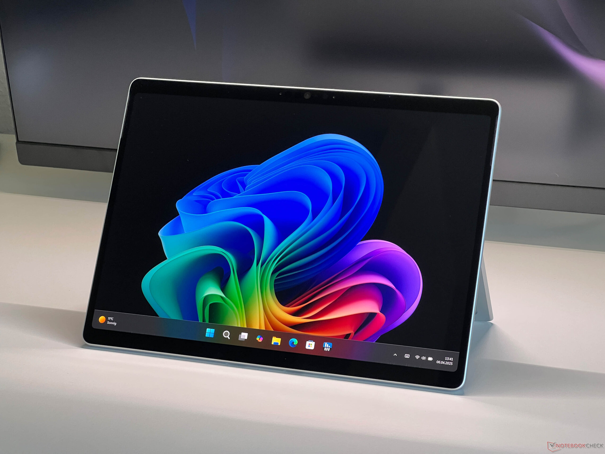 Klasyczny interfejs komputerowy z elementami Fluent Design i semantycznego wyszukiwania w Eksploratorze plików.