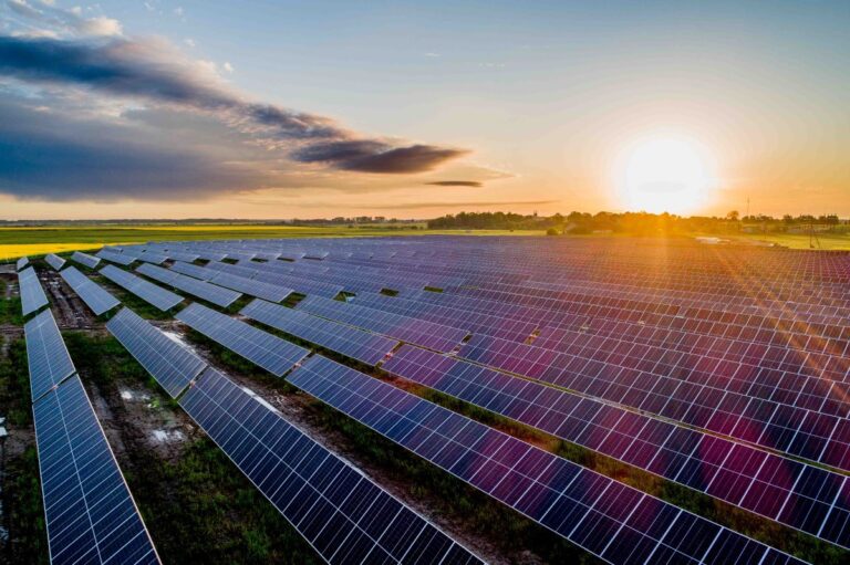 Miliardy na fotowoltaikę i magazyny energii: nowe trendy i zmiany prawne w sektorze zielonym