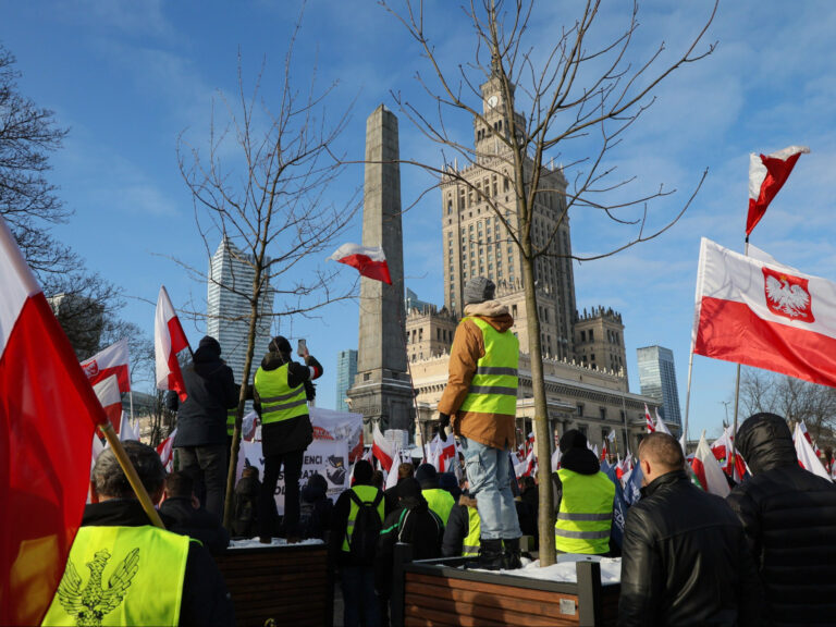 protest mieszkanncy przeciwko budowie wielkiej wiezy magazynu energii вызывает следующий ответ, основанный на предоставленном