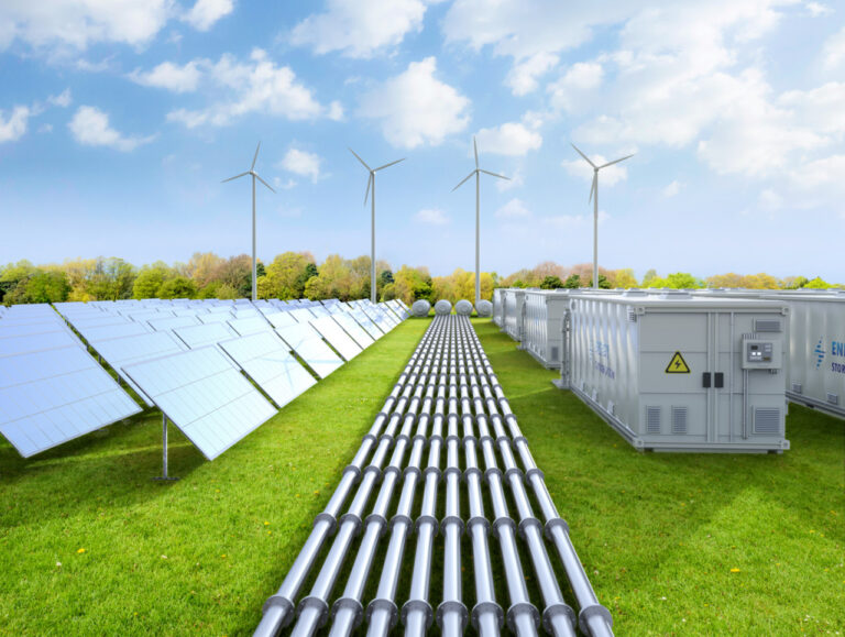 Fotowoltaiczne panele i magazyn energii w KP PSP Łuków, symbol zielonej transformacji ochrony pożarowej